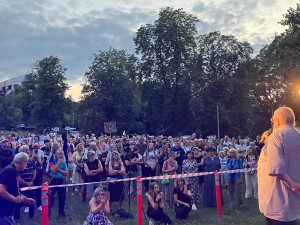 Lidé se sešli před ruskou ambasádou podpořit Ukrajinu a připomenout okupaci v roce 68