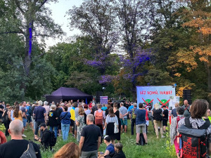 Lidé se sešli před ruskou ambasádou podpořit Ukrajinu a připomenout okupaci v roce 68