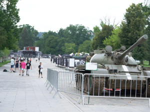 Motorkáři před rozhlasem, promítání filmu Vlny u Strakovky. Výročí okupace připomene v Praze několik akcí