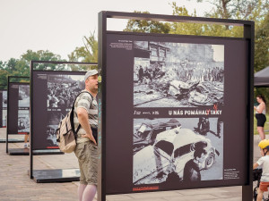 Motorkáři před rozhlasem, promítání filmu Vlny u Strakovky. Výročí okupace připomene v Praze několik akcí