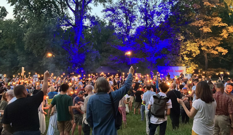 Lidé se sešli před ruskou ambasádou podpořit Ukrajinu a připomenout okupaci v roce 68