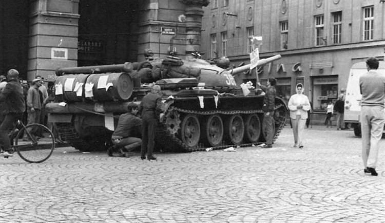 Házení kamenů na tanky i převracení aut do řeky, jak vypadal srpen 1968 v Českých Budějovicích