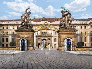 Lidé na Pražském hradě znovu uvidí střídání stráží, skončila oprava Brány gigantů