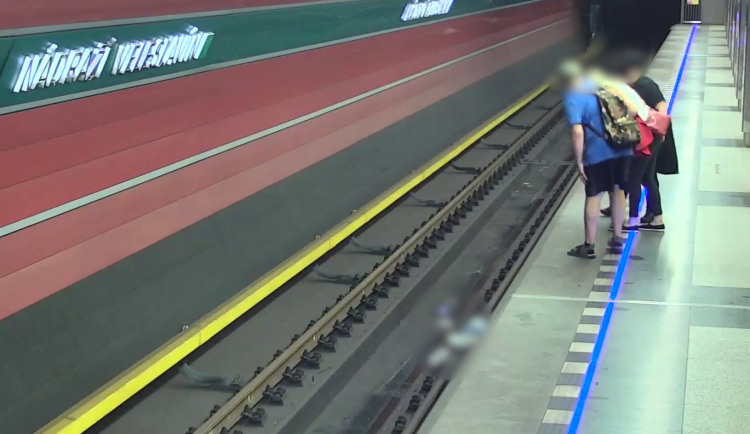 Ženě pomohli ostatní lidé v metru.