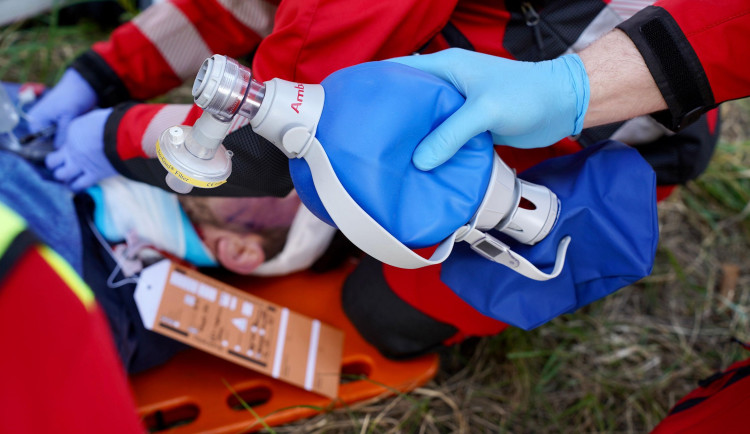 Letečtí záchranáři zasahovali u bezvládně ležícího muže