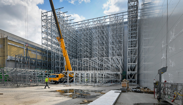 Pivovar buduje druhou část gigantického skladu. Po dokončení pojme 50 milionů piv a obslouží ho čtyři lidé