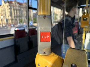 Lidé si na zavedení zastávek na znamení zvykli bez problémů, už je otravuje hlášení v busech