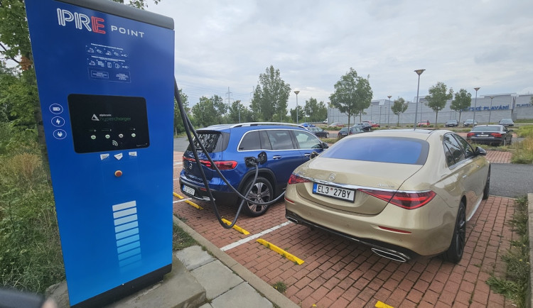 Praha je na elektromobilitu připravena, dobíjecích stanic je dost. Chybí jen auta, říká šéf Emobility PRE