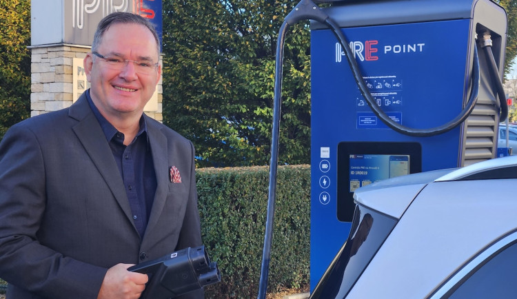 Praha je na elektromobilitu připravena, dobíjecích stanic je dost. Chybí jen auta, říká šéf Emobility PRE