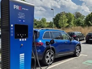 Praha je na elektromobilitu připravena, dobíjecích stanic je dost. Chybí jen auta, říká šéf Emobility PRE