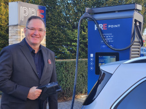 Praha je na elektromobilitu připravena, dobíjecích stanic je dost. Chybí jen auta, říká šéf Emobility PRE