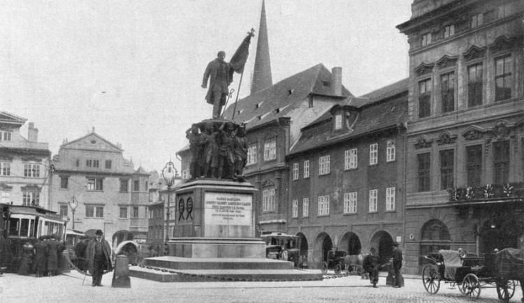 historické umístění pomníku na Malostranském náměstí