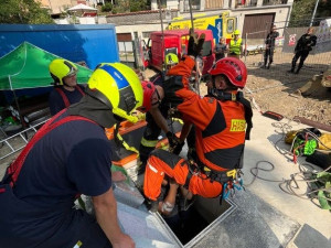 Hasiči vyprostili muže, který spadl do jímky. Využili k tomu bagr ze stavby
