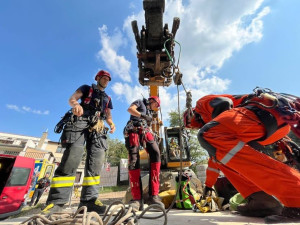 Hasiči vyprostili muže, který spadl do jímky. Využili k tomu bagr ze stavby