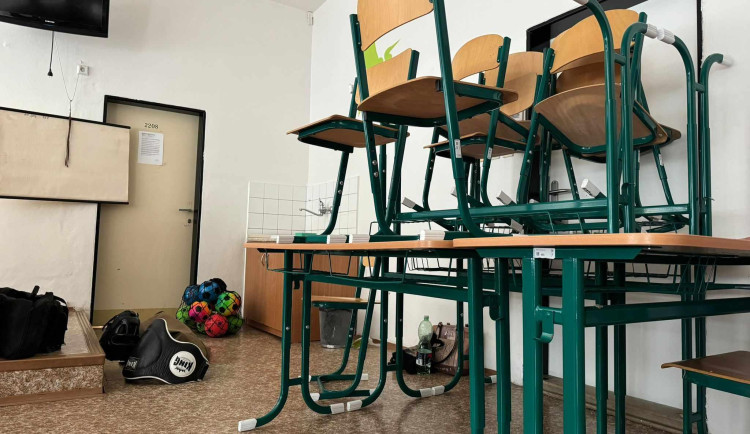 Příklad zabarikádování dvěří do třídy v případě útočníka ve škole