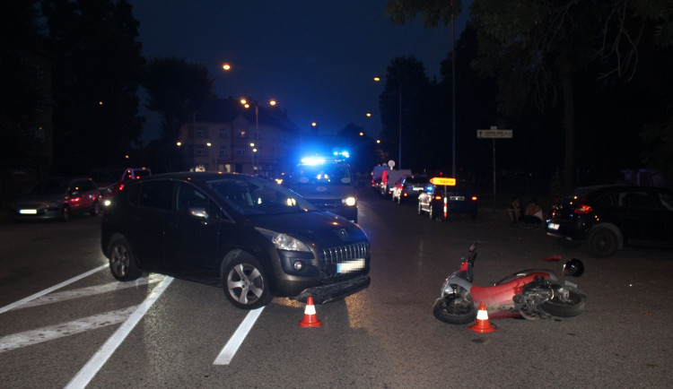 Řidička v Olomouci přehlédla skútr. Dvaaosmdesátiletý senior skončil s vážným zraněním v nemocnici