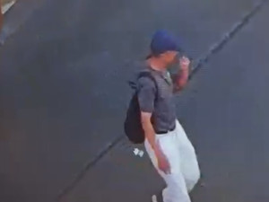 Muž chtěl z nákupního centra na Chodově odvést nezletilou dívku, dotýkal se deseti dalších