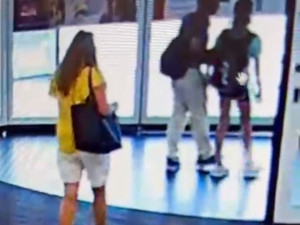 Muž chtěl z nákupního centra na Chodově odvést nezletilou dívku, dotýkal se deseti dalších