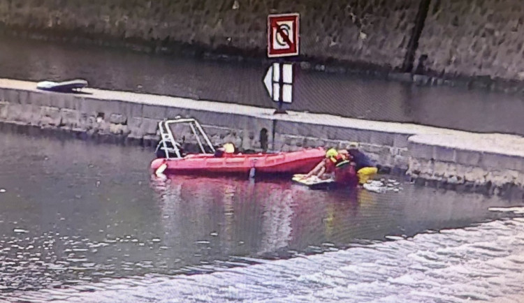 Hasiči muže zachránili pomocí paddleboardu.