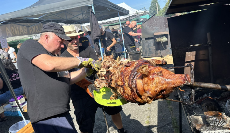 Obrovské davy návštěvníků vzaly útokem Mistrovství Šumavy v opékání prasat. A bylo opravdu co ochutnávat