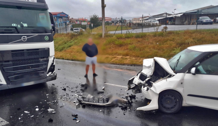 Střet osobáku s kamionem, další auta převrácená a jedno naražené na strom. Hasiči na mokru jezdili od nehody k nehodě