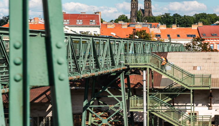Lávku ze smíchovského nádraží Praha daruje. Nově bude sloužit v Mladé Boleslavi