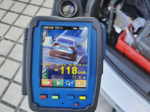 Před školou se řítil rychlostí 120 kilometrů v hodině. Cizinci sebrali policisté na místě řidičák