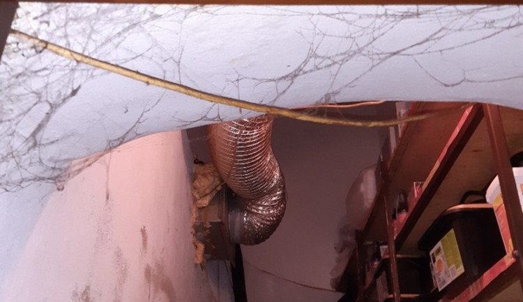 Špína v kuchyni, pavučiny ve skladu. Pražští hygienici v srpnu rozdali pokuty za skoro dvě stě tisíc