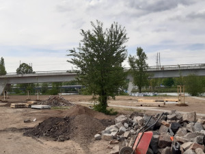 Z brownfieldu na břehu Vltavy místo pro odpočinek. Podívejte se, jak vypadala proměna Parku U Vody