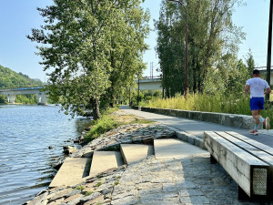 Z brownfieldu na břehu Vltavy místo pro odpočinek. Podívejte se, jak vypadala proměna Parku U Vody