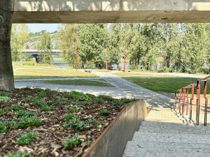 Z brownfieldu na břehu Vltavy místo pro odpočinek. Podívejte se, jak vypadala proměna Parku U Vody