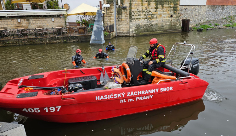 Čištění vrat Čertovky, pytlování písku, zrušené trhy. Praha pokračuje v přípravách na vydatné deště a velkou vodu