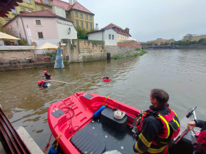 Hasiči vyčistili kolejnici vrat Čertovky.