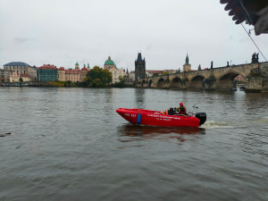 Čištění vrat Čertovky, pytlování písku, zrušené trhy. Praha pokračuje v přípravách na vydatné deště a velkou vodu