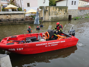 Čištění vrat Čertovky, pytlování písku, zrušené trhy. Praha pokračuje v přípravách na vydatné deště a velkou vodu