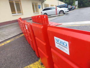 Čištění vrat Čertovky, pytlování písku, zrušené trhy. Praha pokračuje v přípravách na vydatné deště a velkou vodu