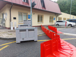 Čištění vrat Čertovky, pytlování písku, zrušené trhy. Praha pokračuje v přípravách na vydatné deště a velkou vodu