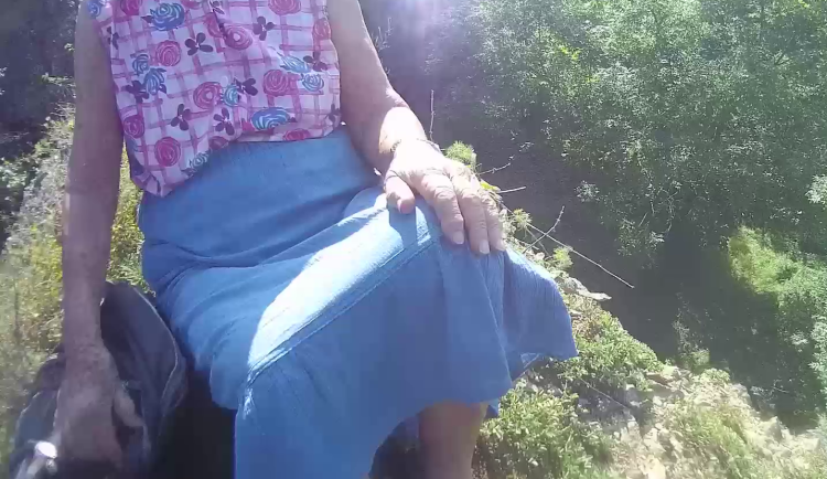 Žena už na cestu dolů neměla sílu.