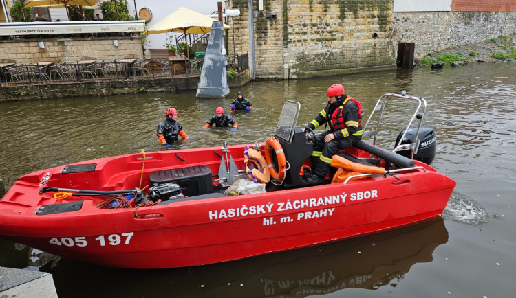 Čištění vrat Čertovky, pytlování písku, zrušené trhy. Praha pokračuje v přípravách na vydatné deště a velkou vodu
