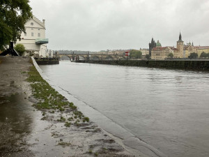 Povodí Vltavy upouští z kaskády víc vody, Praha proto postavila povodňové bariéry a zavřela náplavky