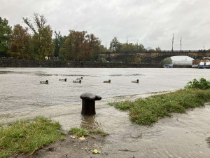 Povodí Vltavy upouští z kaskády víc vody, Praha proto postavila povodňové bariéry a zavřela náplavky