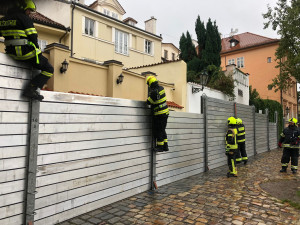 Povodí Vltavy upouští z kaskády víc vody, Praha proto postavila povodňové bariéry a zavřela náplavky