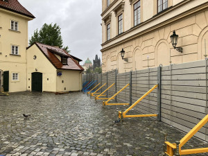 Povodí Vltavy upouští z kaskády víc vody, Praha proto postavila povodňové bariéry a zavřela náplavky