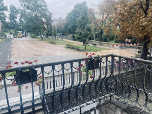 Povodí Vltavy upouští z kaskády víc vody, Praha proto postavila povodňové bariéry a zavřela náplavky