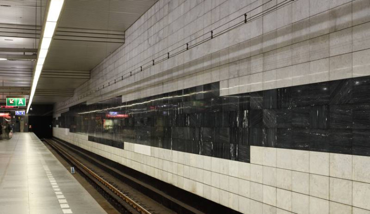 Stanice metra Muzeum na lince C je kvůli průsakům vody uzavřena