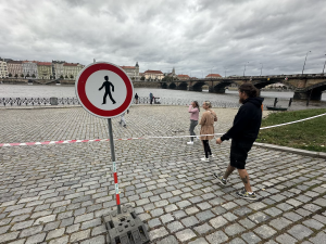 FOTOGALERIE: Prchající lodě, voda až u kobek a neposlušní lidé. Podívejte se, jak to v sobotu vypadalo na pražských náplavkách