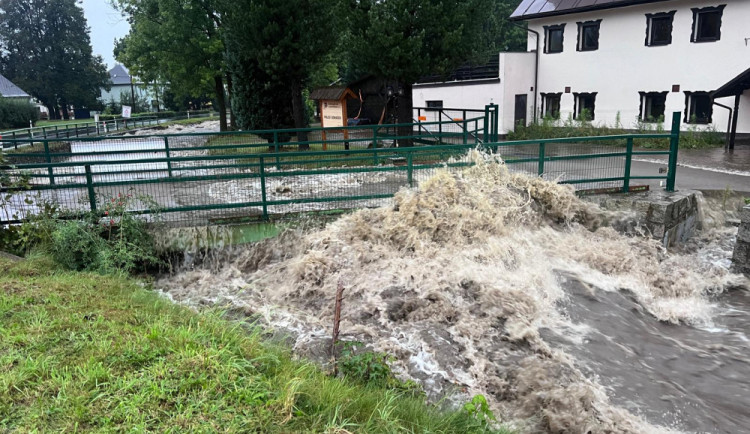 Na koho se při povodních obrátit? Obce i záchranáři zřizují infolinky