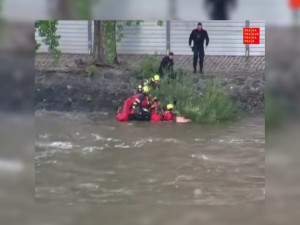 VIDEO: Muž si šel zaplavat do rozvodněné Vltavy, proud ho ze Smíchova odnesl až ke Karlovu mostu. Může dostat pokutu až sto tisíc