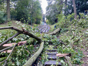 Na dráhu lanovky na Petřín spadl strom