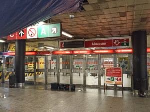 uzavřený vstup do  stanice Muzeum na lince C